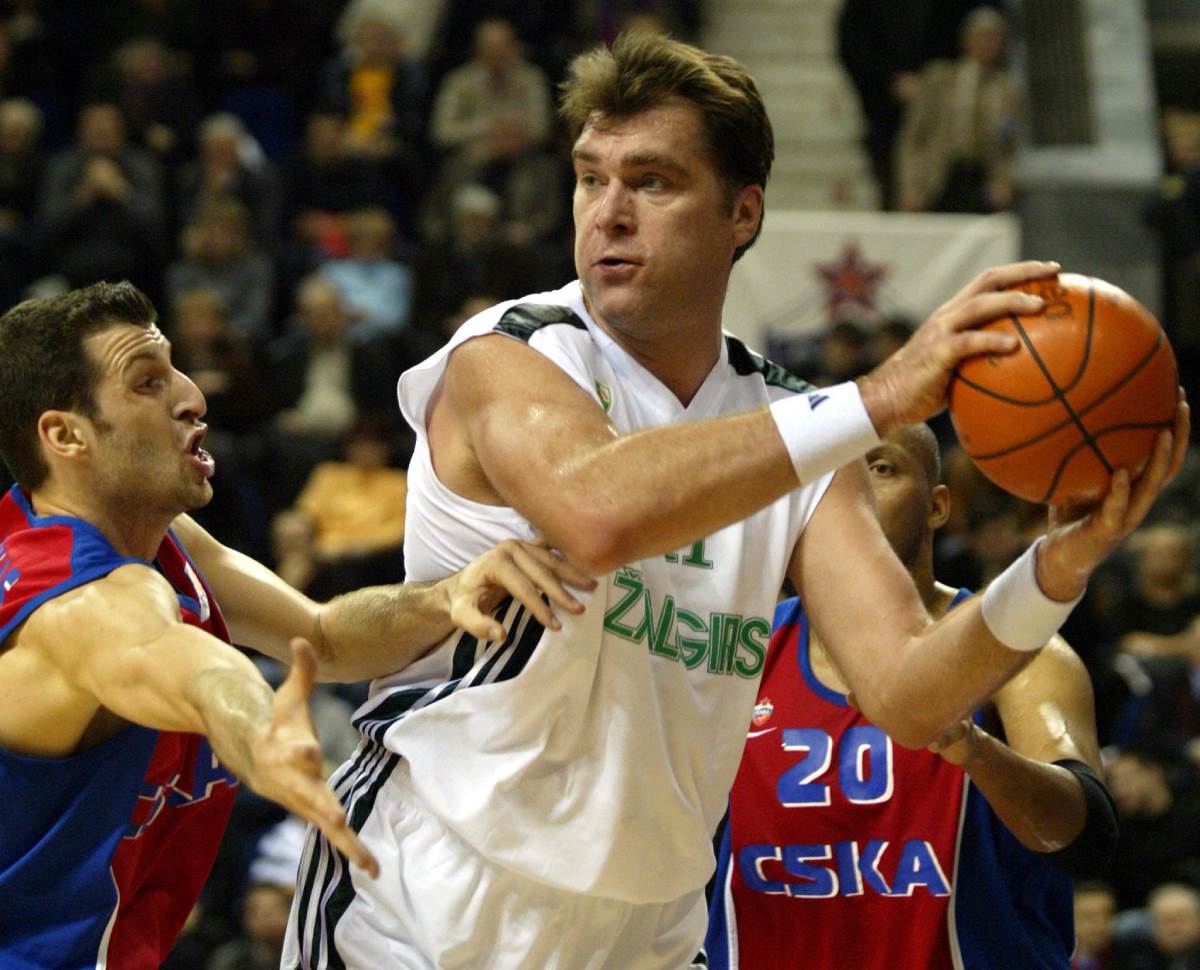 Arvidas Sabonis u duelu sa Teom Papalukasom na Žalgiris CSKA