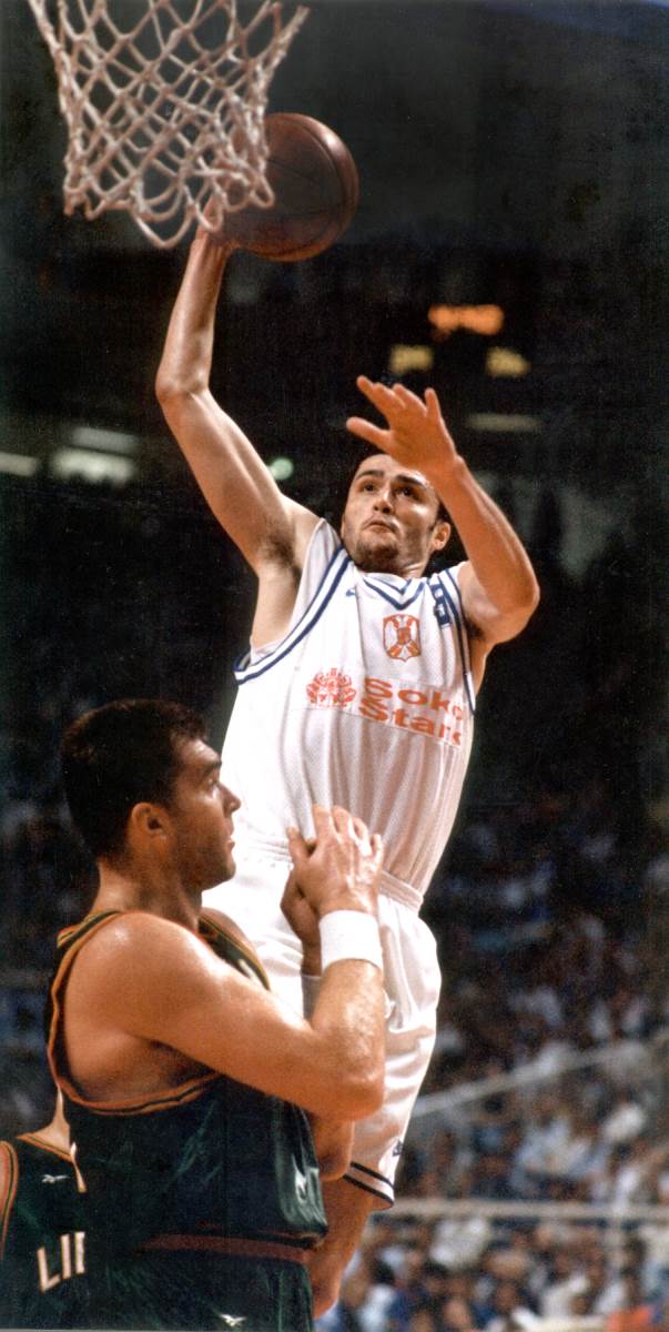 Predrag Danilović zakucava preko Arvidasa Sabonisa