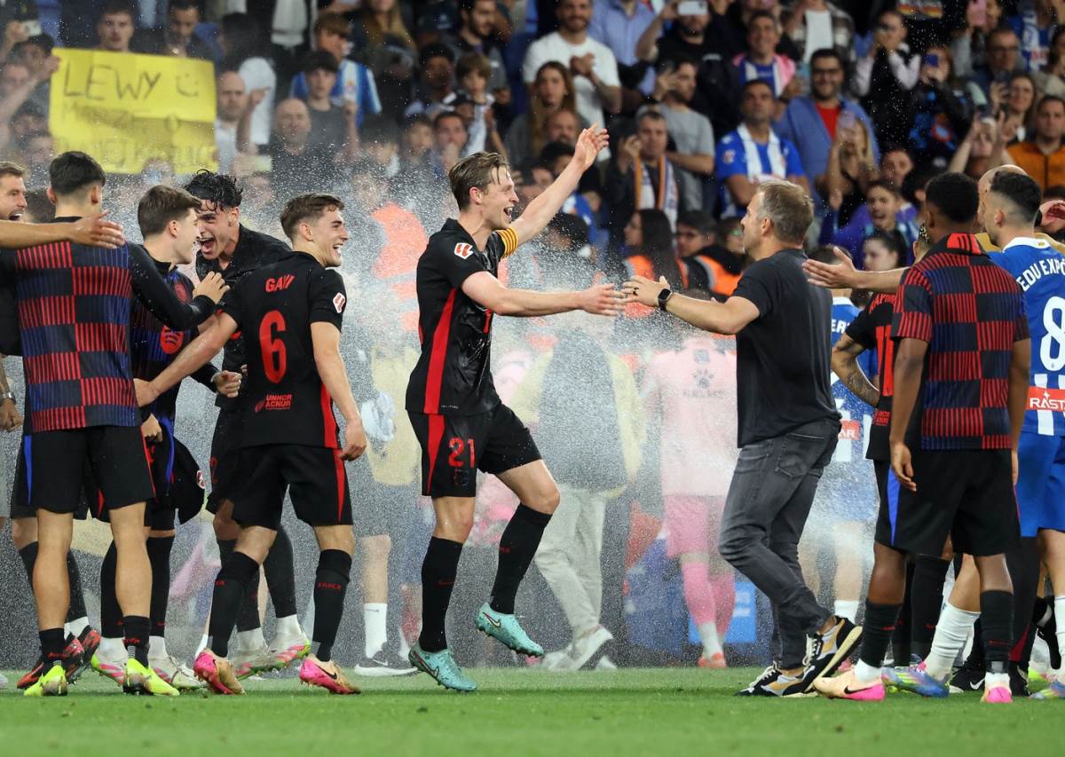 Hansi Flik tera fudbalere Barselone sa terenag