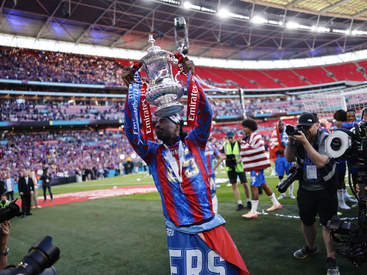 Žan Filip Mateta slavi FA Kup sa Kristal Palasom