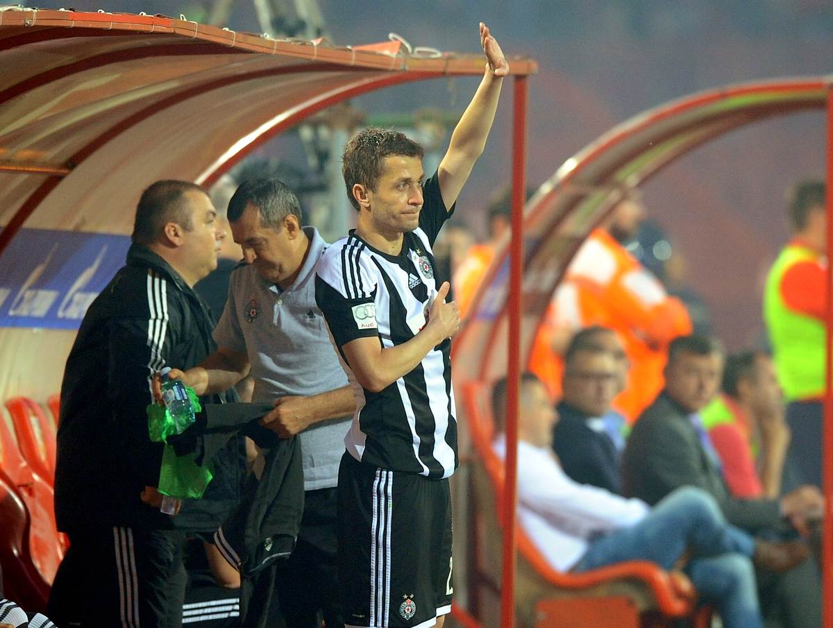Saša Ilić pozdravlja navijače na derbiju Zvezda - Partizan