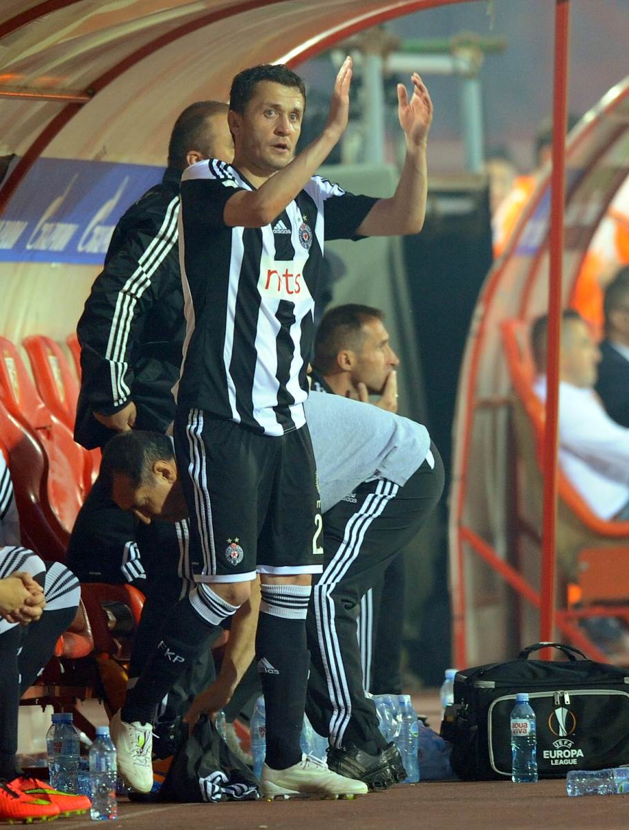 Saša Ilić pozdravlja Grobare na derbiju