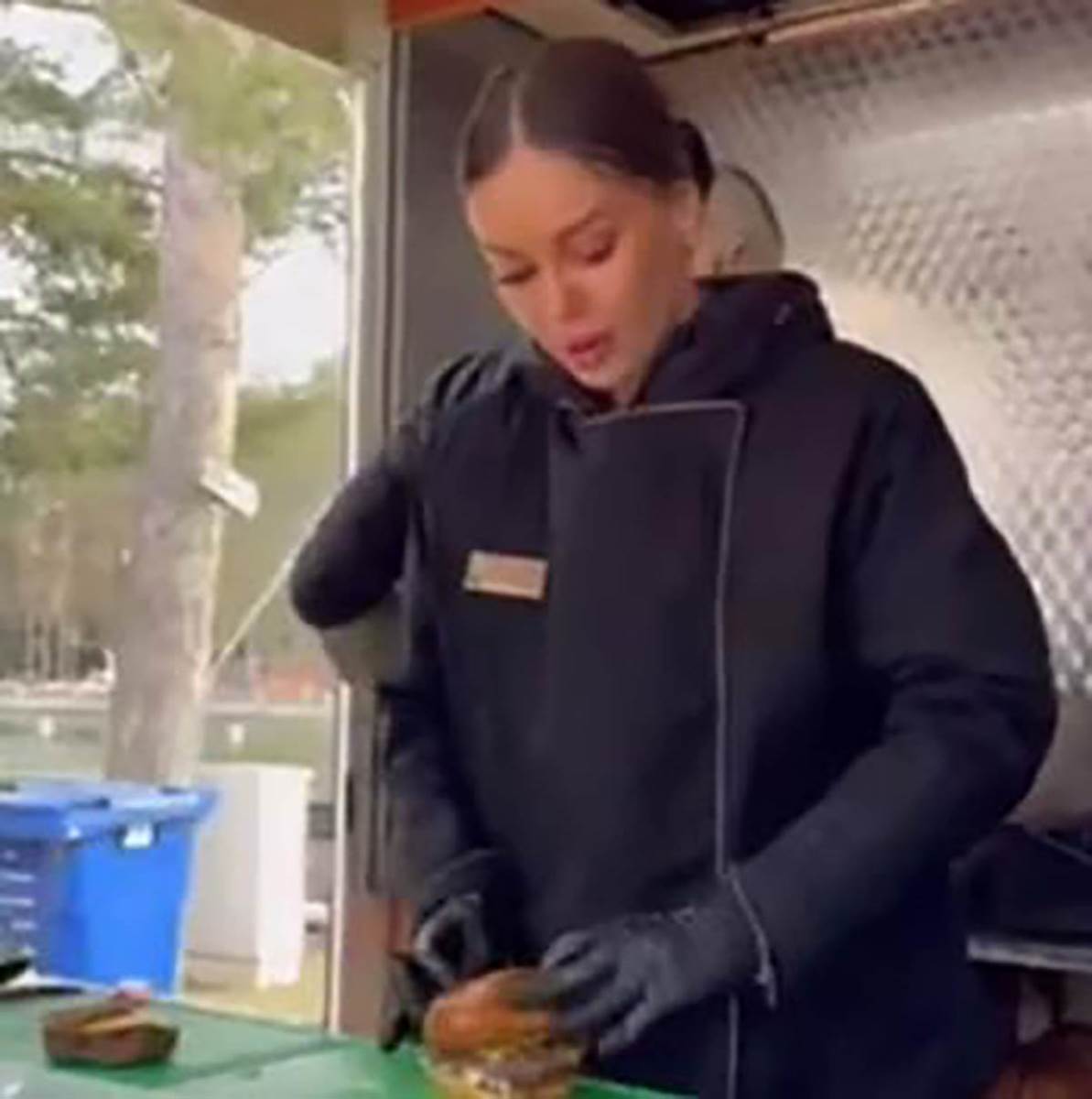 Nataša Rodić pravi burgere na Kalemegdanu (1).jpg