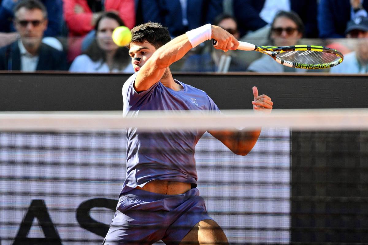 Karlos Alkaraz udara lopticu na finalu Mastersa u Rimu protiv Janika Sinera
