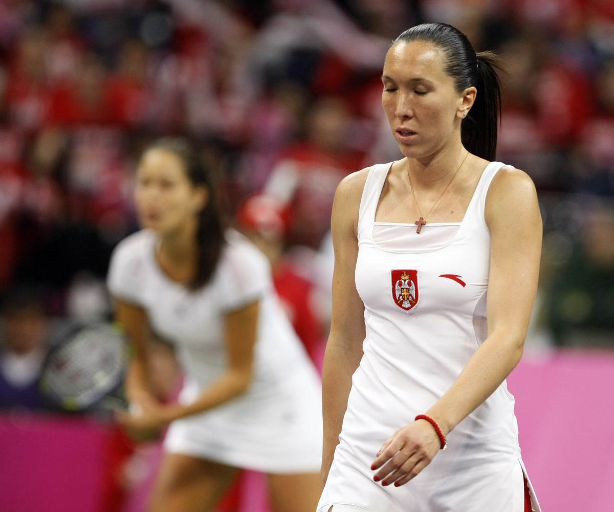 Jelena Janković na utakmici Srbije i Ana Ivanović u pozadini
