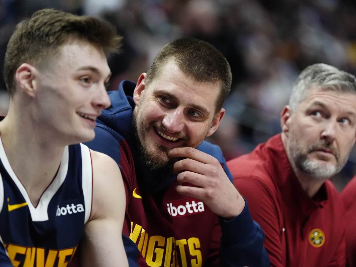 Košarkaši Denvera Kristijan Braun i Nikola Jokić.