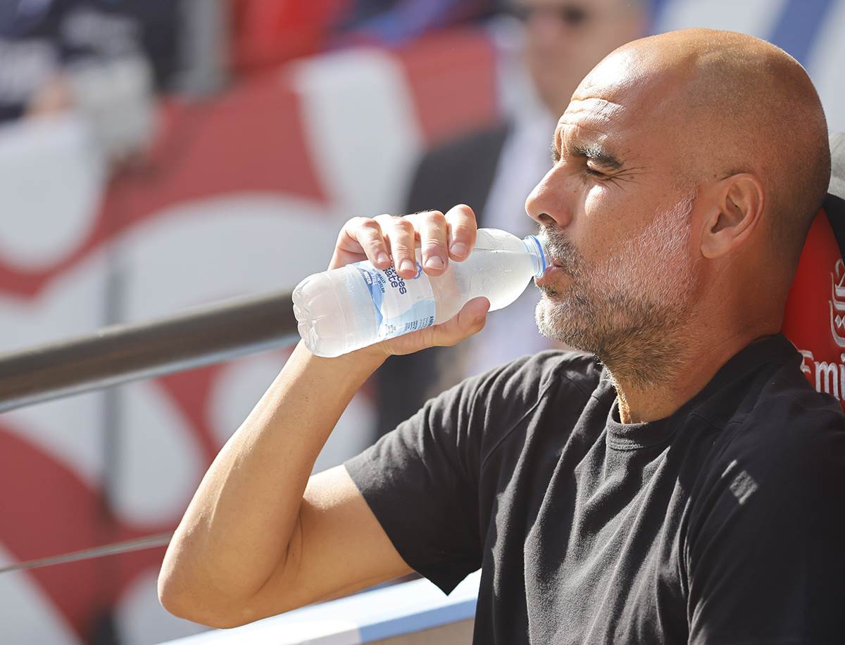 Pep Gvardiola pije vodu.