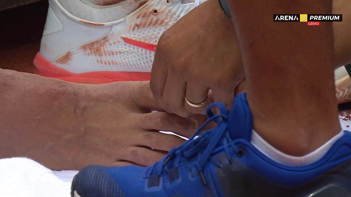Novak Ðoković tražio lekarsku pomoć (4).jpg