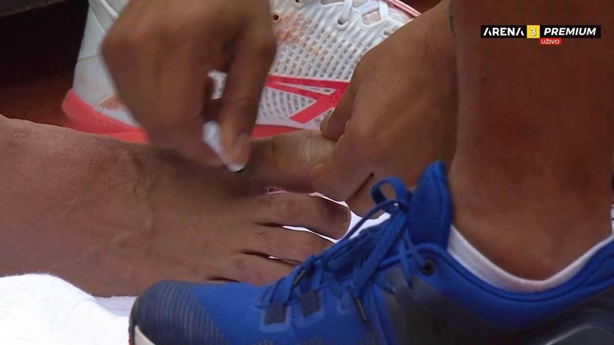 Novak Ðoković tražio lekarsku pomoć (1).jpg