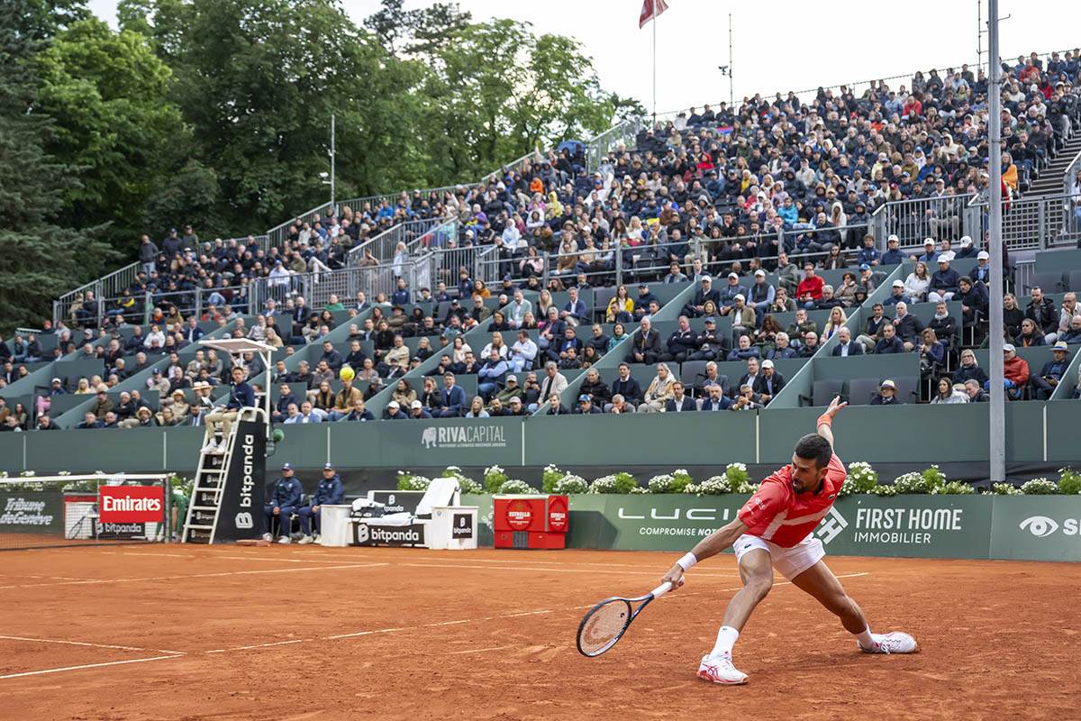 Novak se izvinio publici jer je slomio reket