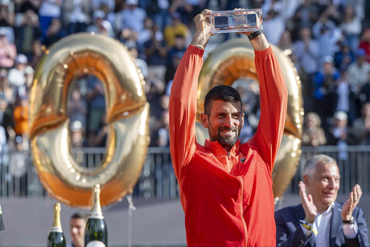 Novak Đoković slavi titulu (1).jpg