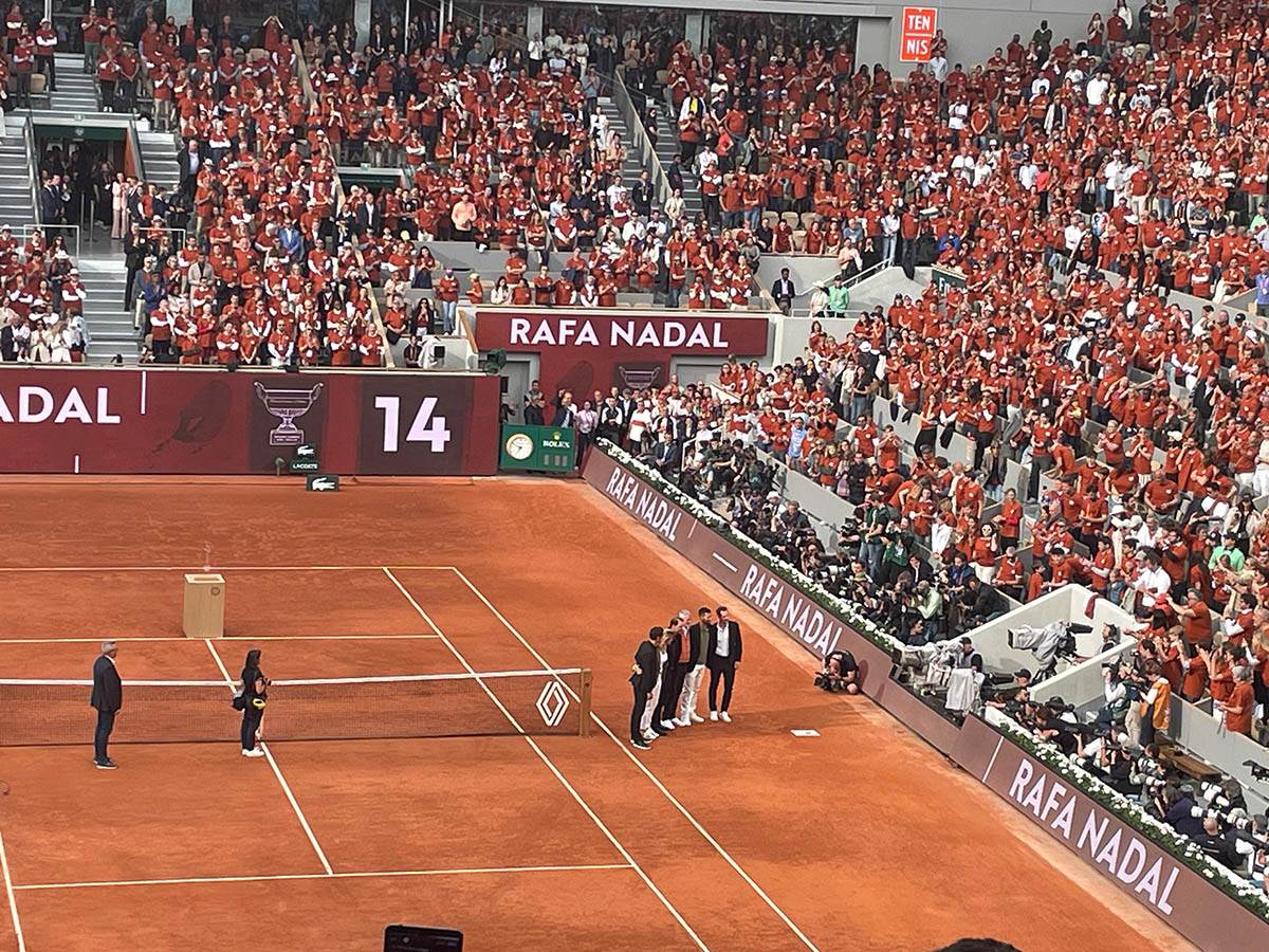 Novak sa Rafom, Rodžerom i Endijem kod otiska stopala (1).jpg