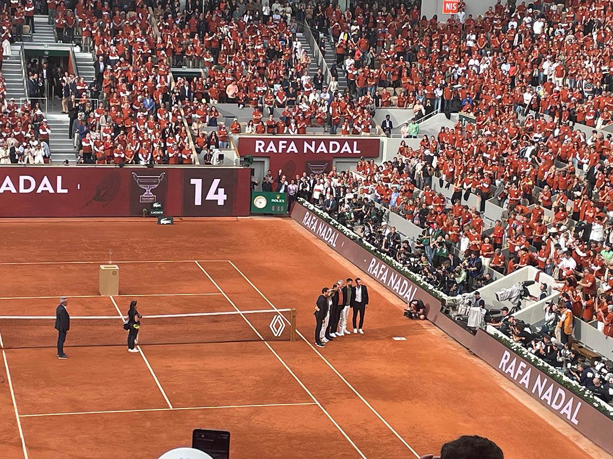 Novak sa Rafom, Rodžerom i Endijem kod otiska stopala (2).jpg