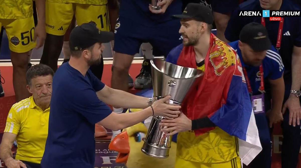 Marko Gudurić podigao trofej Evrolige (2).jpg