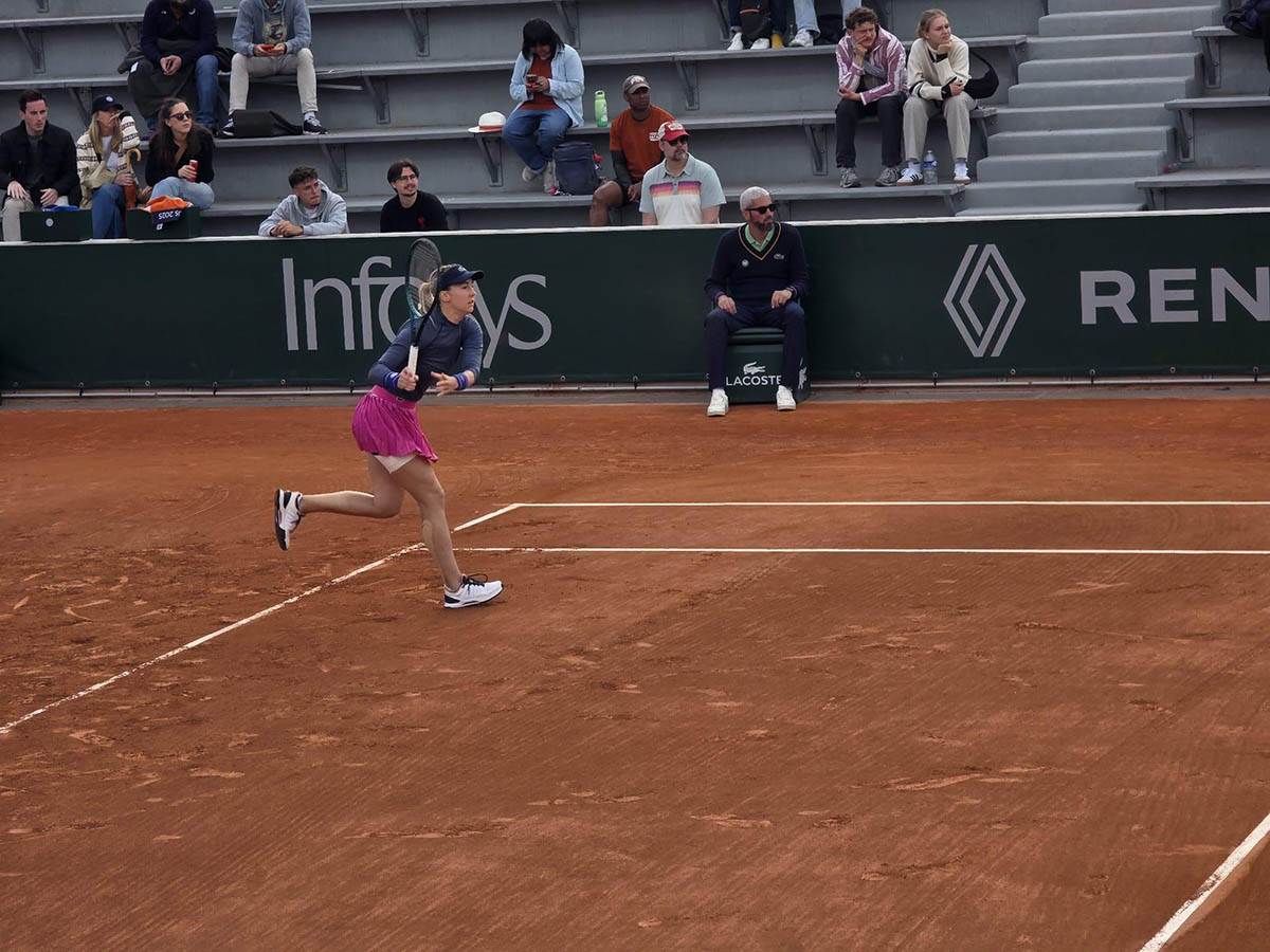 Nina Stojanović predala meč na Rolan Garosu (1).jpg