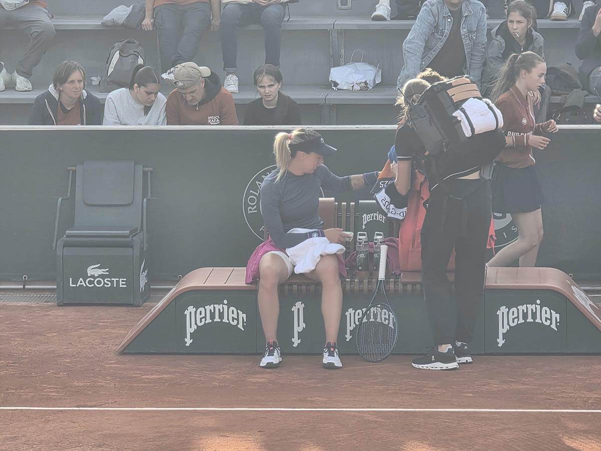 Nina Stojanović predala meč na Rolan Garosu (5).jpg