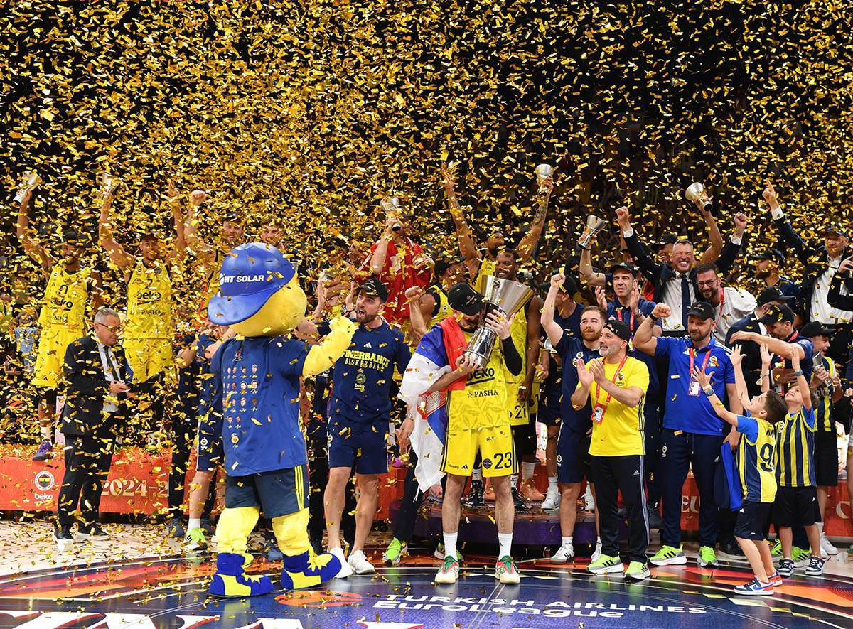 Marko Gudurić podigao trofej Evrolige (11).jpg