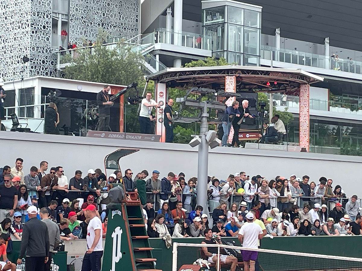 Džon Mekinro gleda Novakov trening (1).jpg