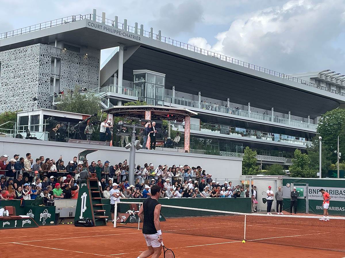 Džon Mekinro gleda Novakov trening (3).jpg