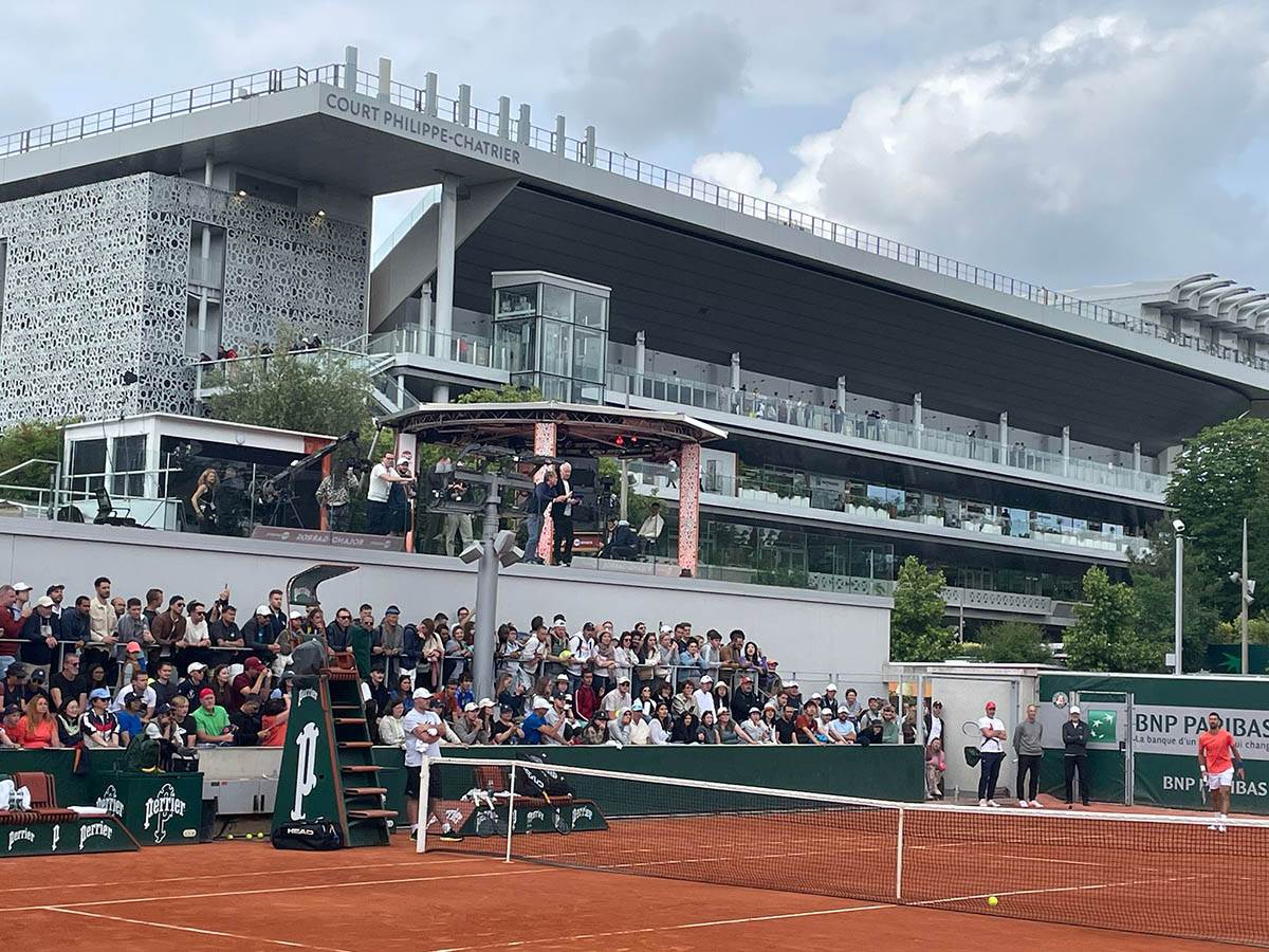 Džon Mekinro gleda Novakov trening (4).jpg