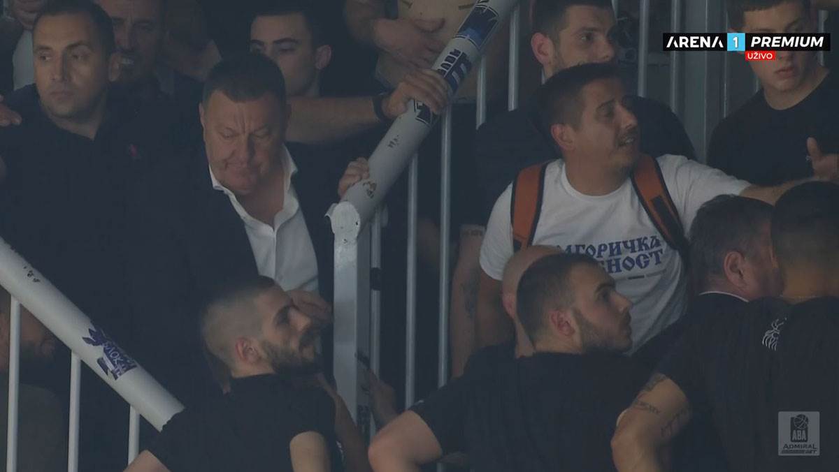 Dragan Bokan i navijači Budućnosti 2 copy.jpg