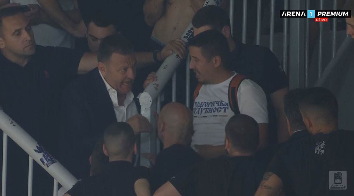 Dragan Bokan i navijači Budućnosti copy.jpg