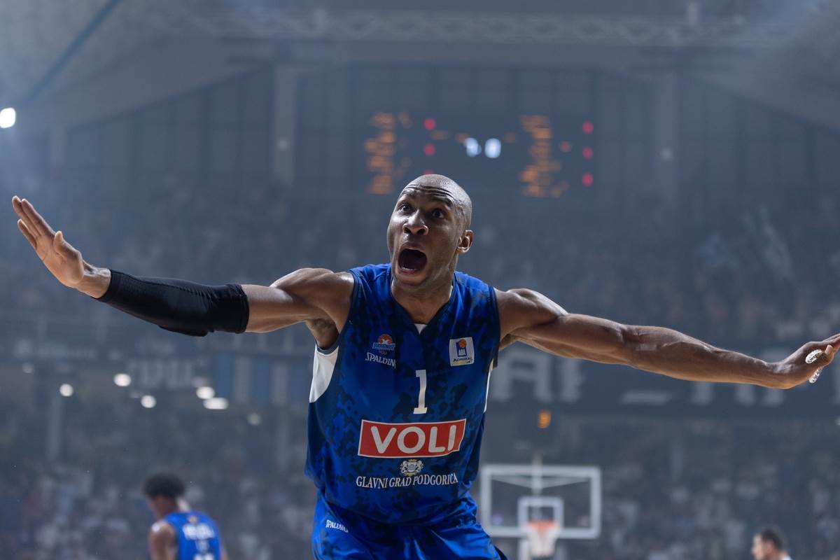 Rašid Sulejmon smiruje navijače na Budućnost Crvena zvezda