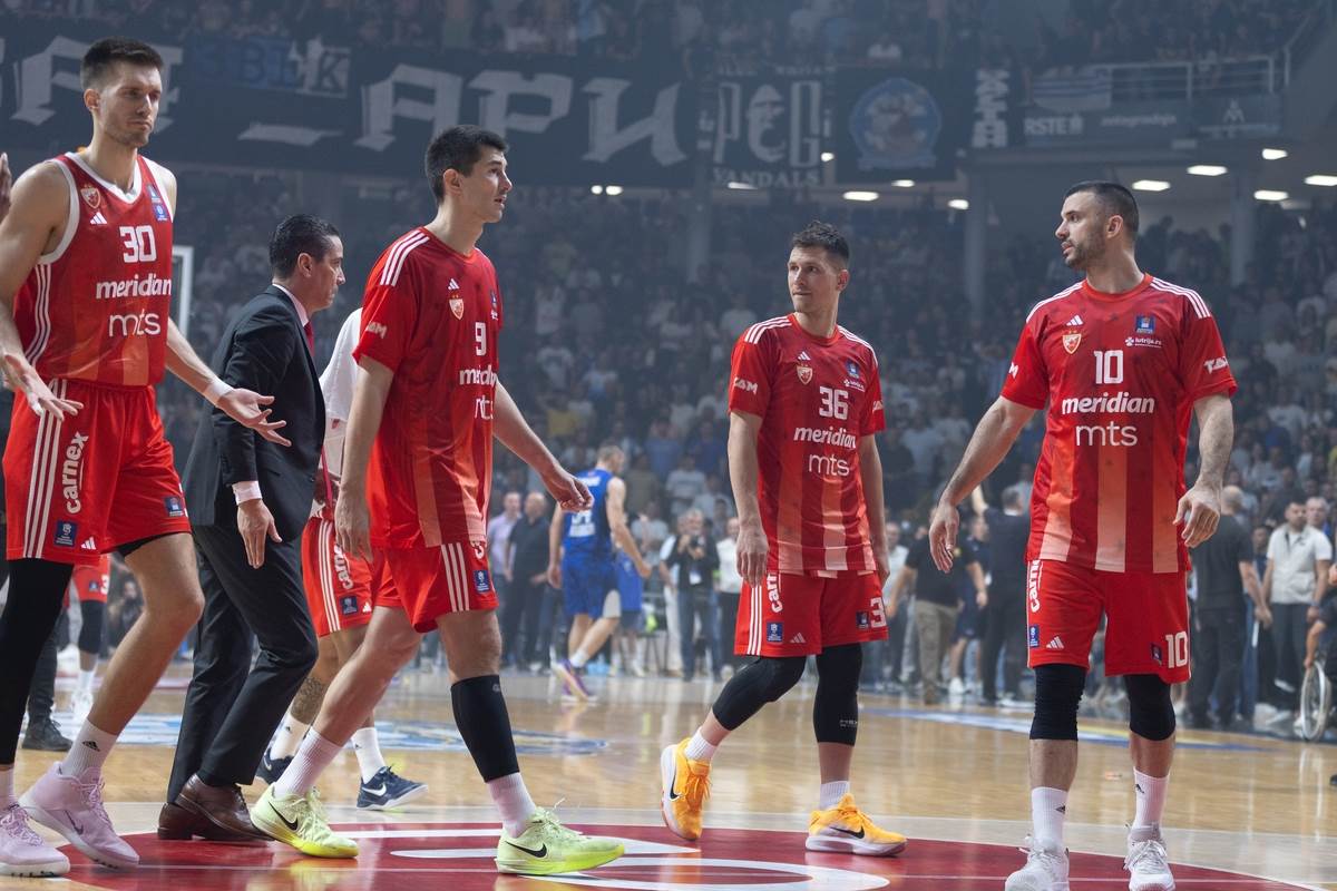 Košarkaši Zvezde odlaze sa terena Budućnosti