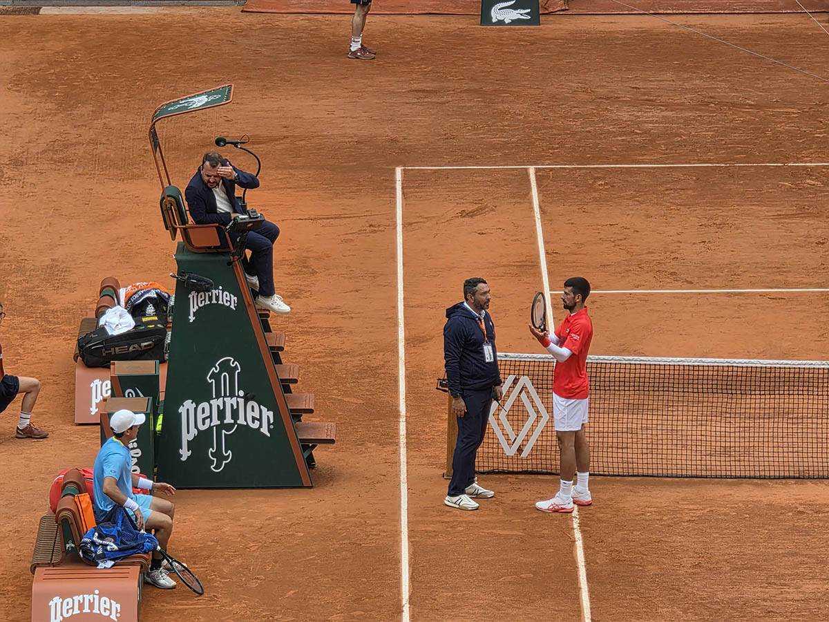 Novak Ðoković priča sa sudijom (4).jpg