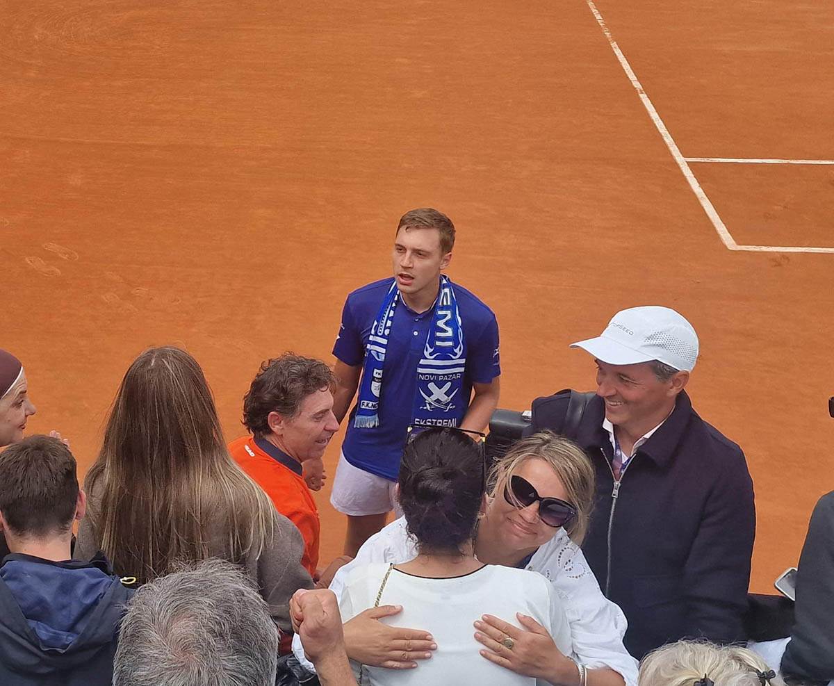 Hamad Međedović sa šalom Novog Pazara (4).jpg