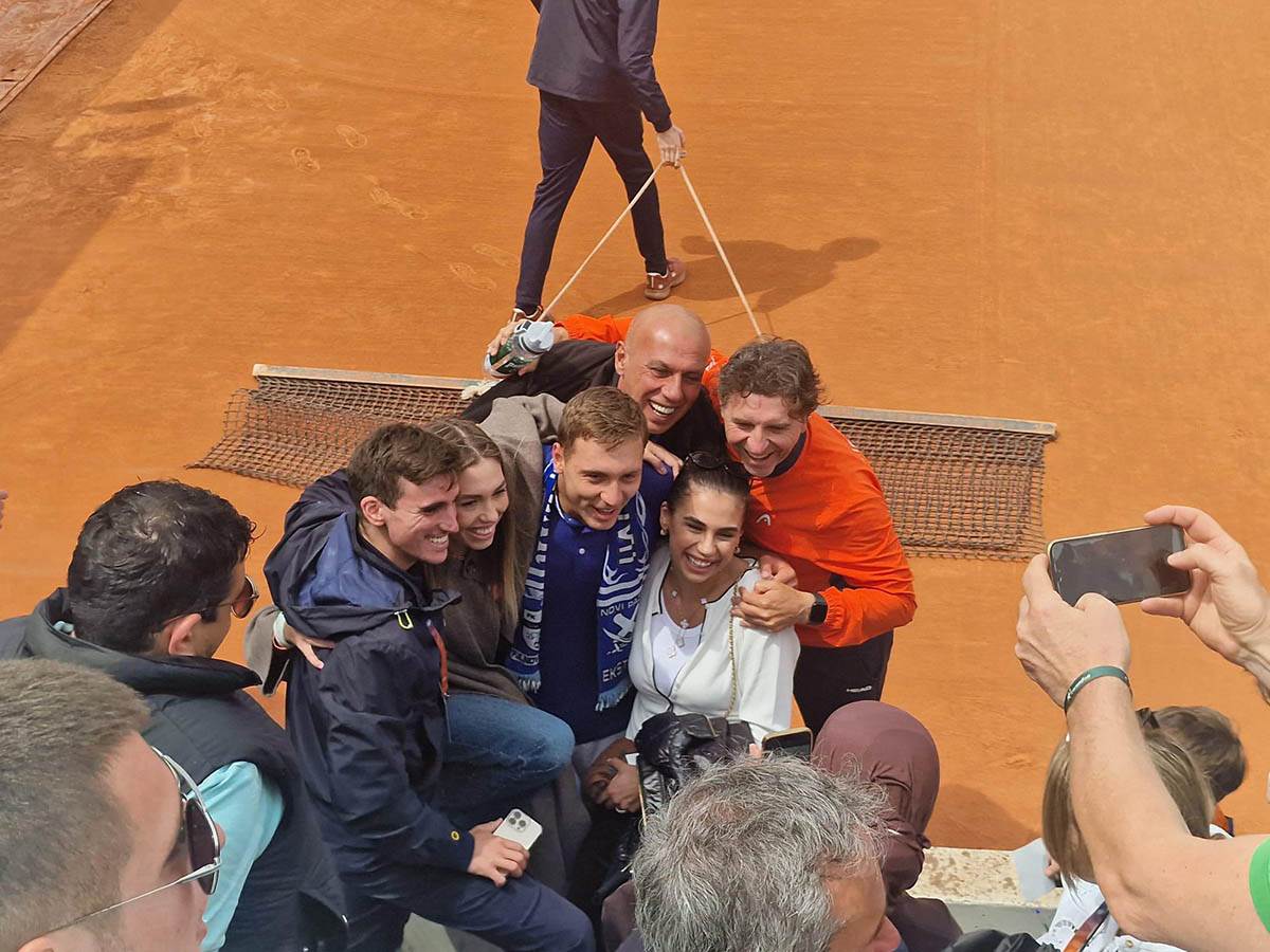 Hamad Međedović sa šalom Novog Pazara (5).jpg