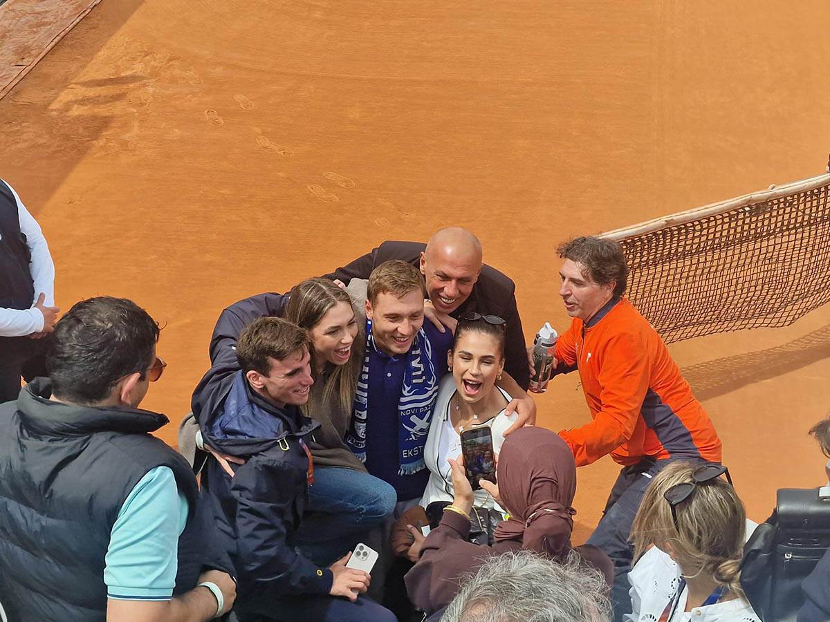 Hamad Međedović sa šalom Novog Pazara (7).jpg