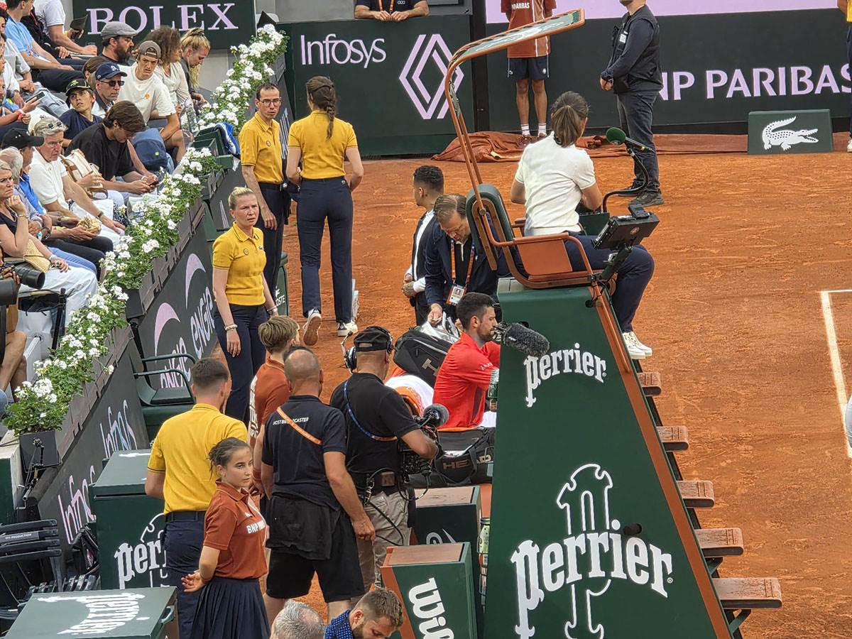 Novak Ðoković tražio lekarsku pomoć (6).jpg