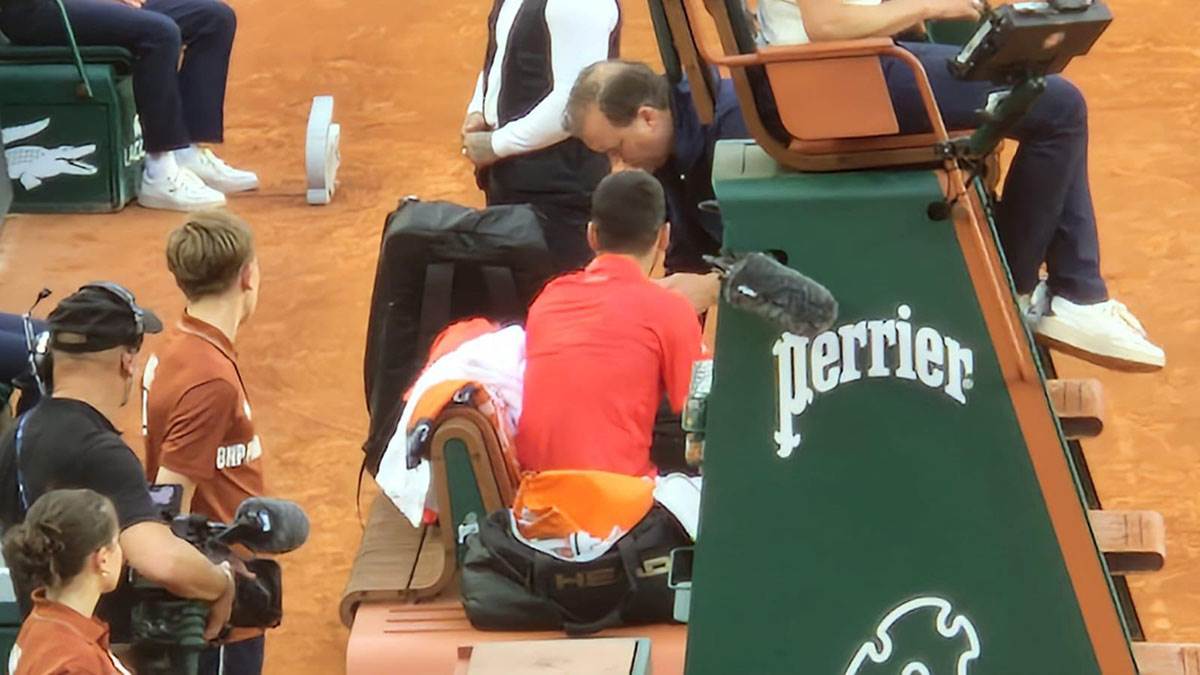 Novak Ðoković tražio lekarsku pomoć (7).jpg
