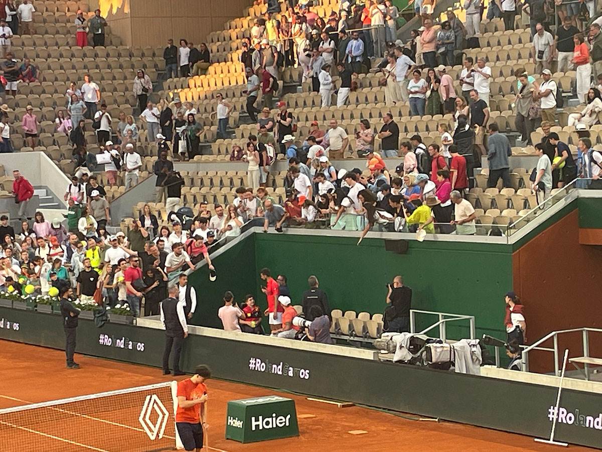 Novak Ðoković preskočio ogradu zbog dece u kolicima (1).jpg