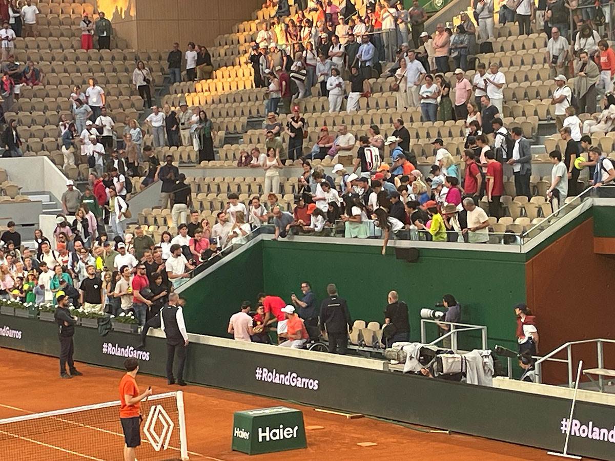 Novak Ðoković preskočio ogradu zbog dece u kolicima (2).jpg