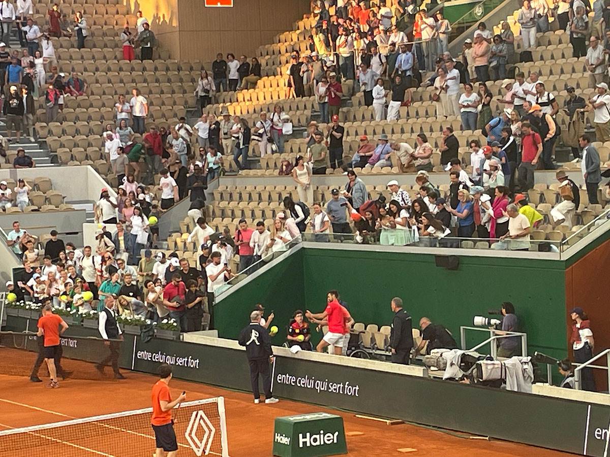 Novak Ðoković preskočio ogradu zbog dece u kolicima (3).jpg