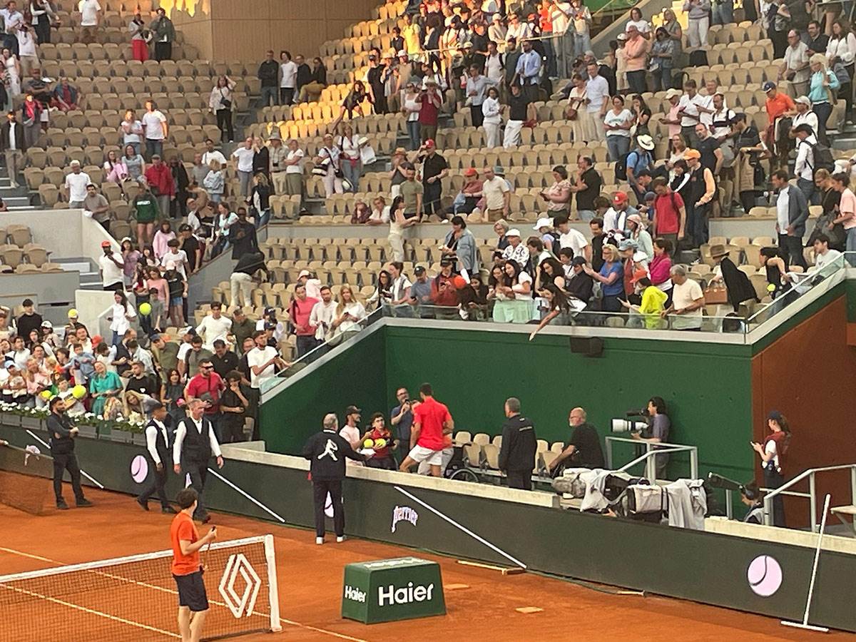 Novak Ðoković preskočio ogradu zbog dece u kolicima (5).jpg