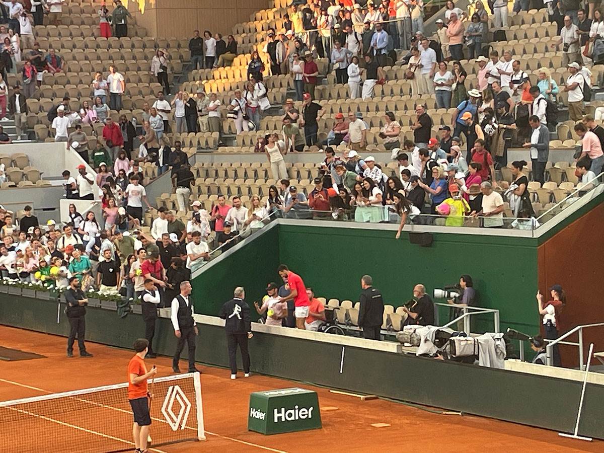 Novak Ðoković preskočio ogradu zbog dece u kolicima (6).jpg