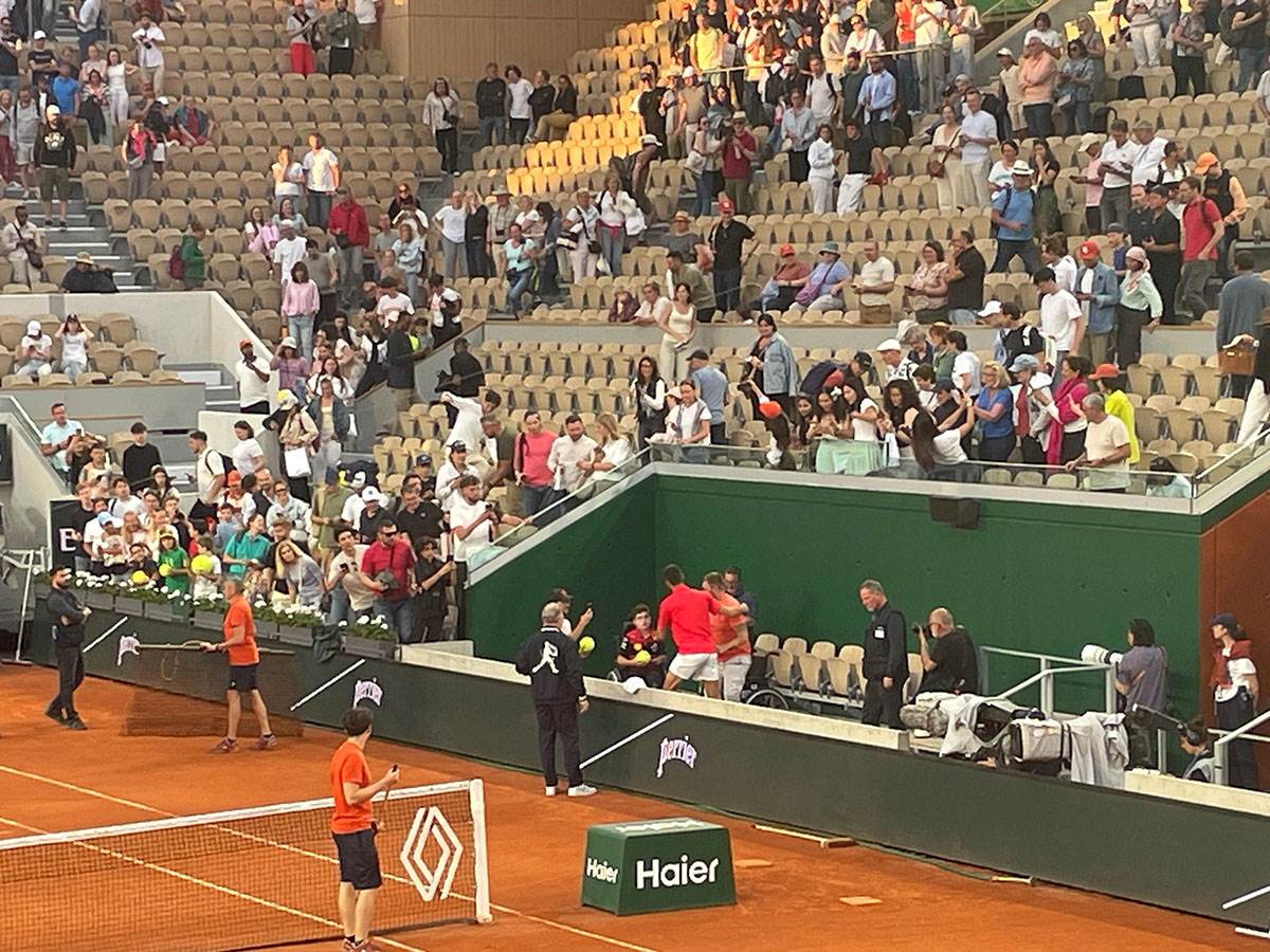 Novak Ðoković preskočio ogradu zbog dece u kolicima (7).jpg