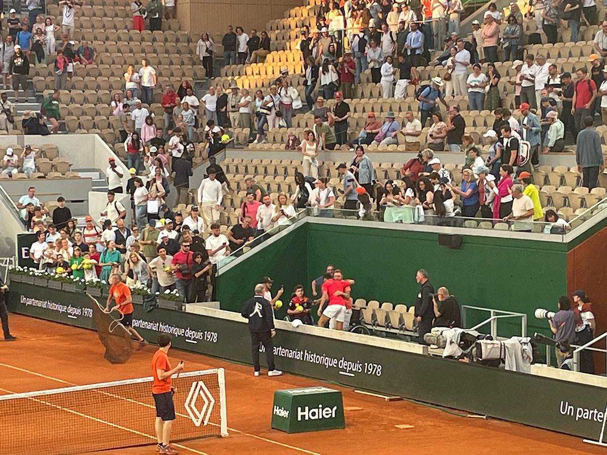 Novak Ðoković preskočio ogradu zbog dece u kolicima (8).jpg