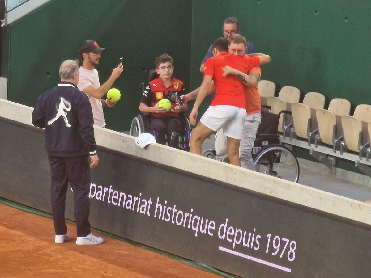 Novak Ðoković preskočio ogradu zbog dece u kolicima (10).jpg