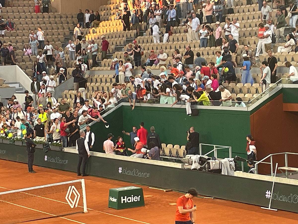 Novak Ðoković preskočio ogradu zbog dece u kolicima (11).jpg