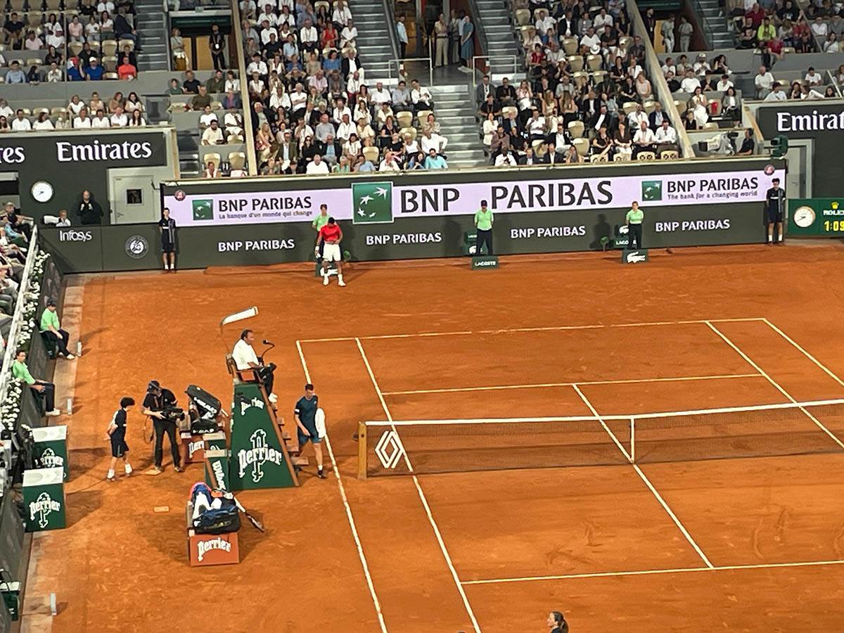 Novak Ðoković pomaže Filipu Mišoliću (2).jpg