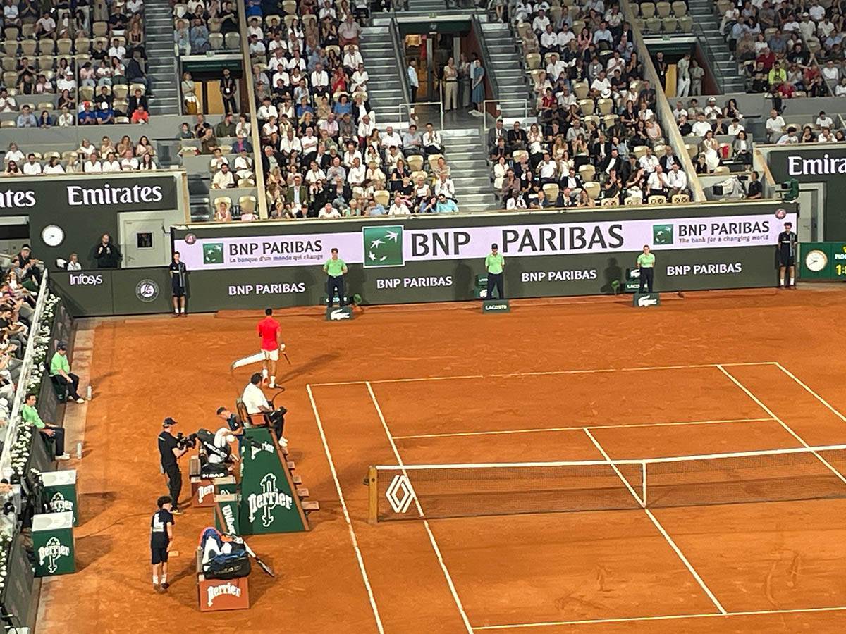 Novak Ðoković pomaže Filipu Mišoliću (3).jpg