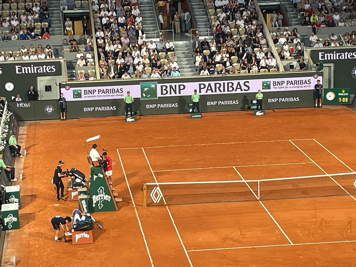 Novak Ðoković pomaže Filipu Mišoliću (4).jpg