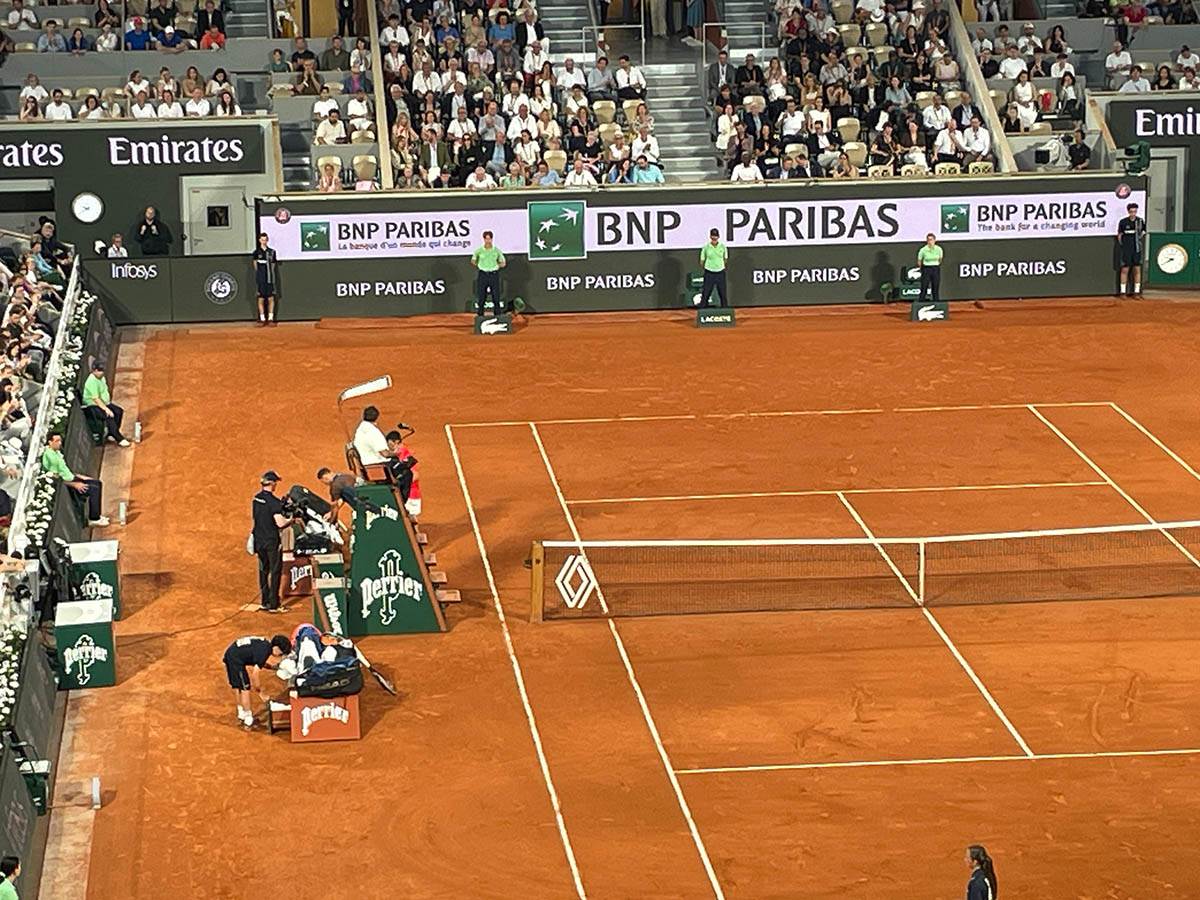 Novak Ðoković pomaže Filipu Mišoliću (6).jpg