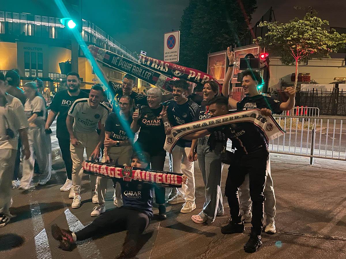 Slavlje na ulicama Pariza (2).jpg