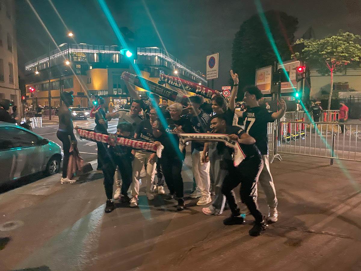 Slavlje na ulicama Pariza (2).jpg