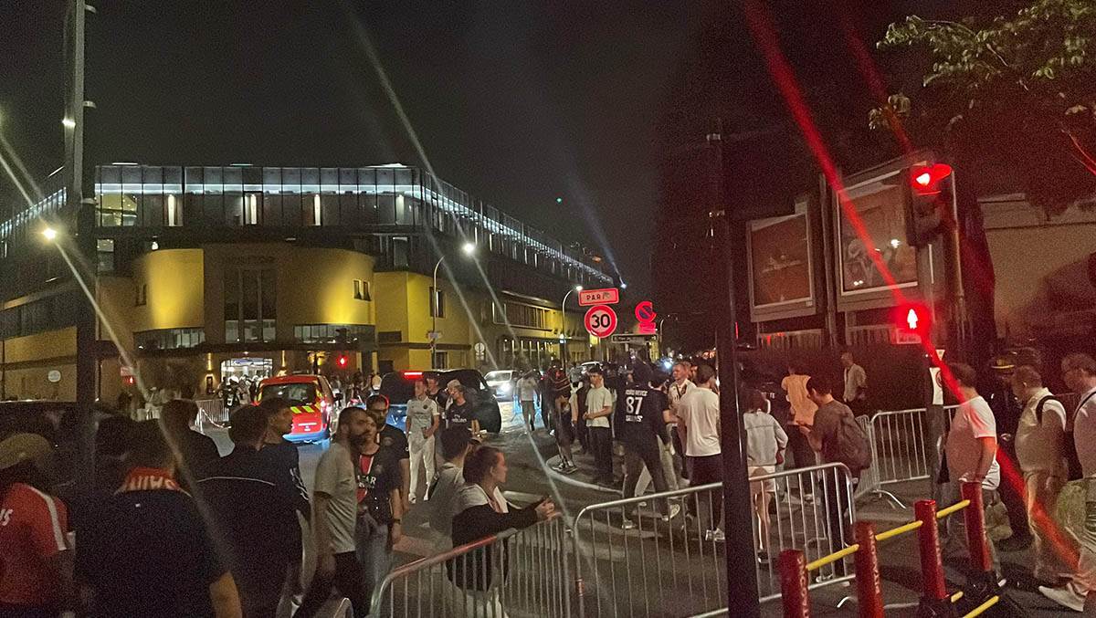 Slavlje na ulicama Pariza (5).jpg